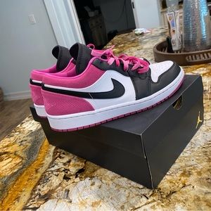 Jordan 1 Low
Black Active Fuchsia